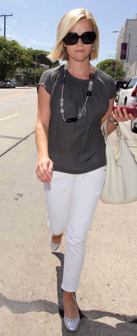 Gorgeous Reese Witherspoon was spotted shopping in LA in a effortless, 
