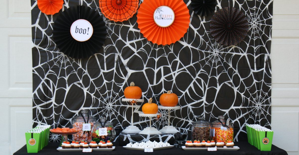 Original_Korinne-Seel-Halloween-pumpkin-carving-party-table