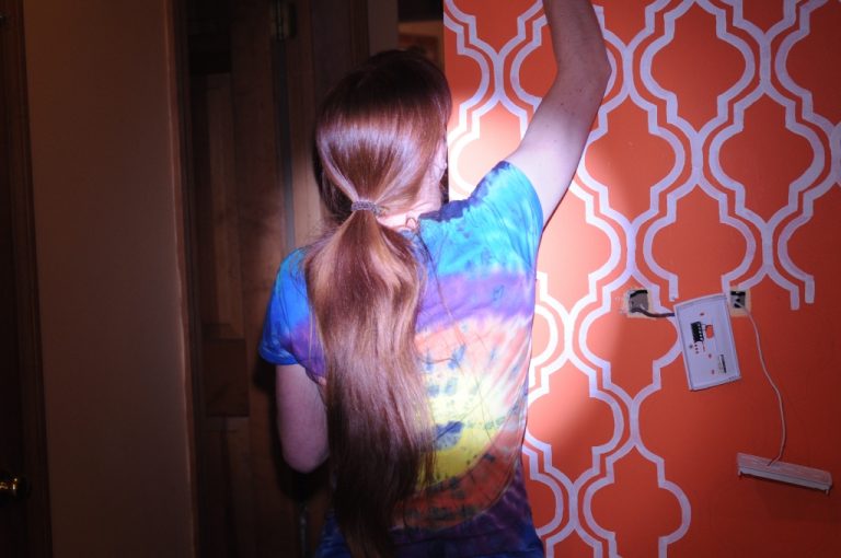 My Living Room Makeover: Quatrefoil Moroccan Trellis Painted Wallpaper