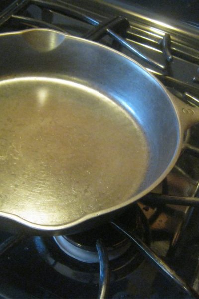 cast iron pan kitchen cookware