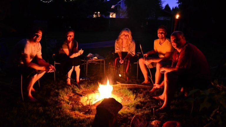 6 Tips to Throwing The Best Backyard Bonfire Party
