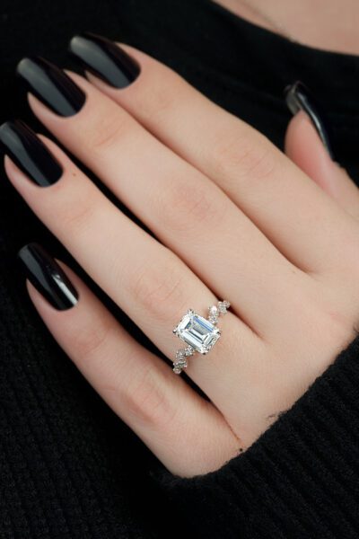 The 6 Best Emerald-Shaped Engagement Rings Styles